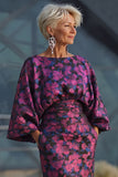 Robe de mère de la mariée à motifs de fleurs fûches fuchsia, fourreau froissé et manches évasées