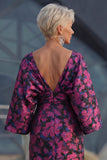 Robe de mère de la mariée à motifs de fleurs fûches fuchsia, fourreau froissé et manches évasées