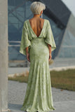 Robe de mère de la mariée en fourreau fleuri vert sauge avec manches évasées