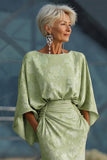 Robe de mère de la mariée en fourreau fleuri vert sauge avec manches évasées