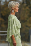 Robe de mère de la mariée en fourreau fleuri vert sauge avec manches évasées