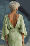 Robe de mère de la mariée en fourreau fleuri vert sauge avec manches évasées