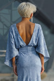 Robe de mère de la mariée à fleurs bleu poussiéreux à fourreau froissé avec manches évasées