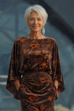 Robe de mère de la mariée à motifs marron à fourreau et manches évasées