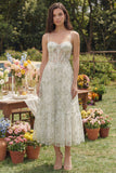Corset appliqueté vert clair Fines bretelles Une robe midi Line
