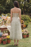 Corset appliqueté vert clair Fines bretelles Une robe midi Line