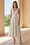 Robe d'invitée de mariage midi vert clair col V appliquée