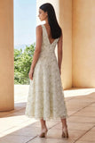 Robe d'invitée de mariage midi vert clair col V appliquée