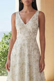 Robe d'invitée de mariage midi vert clair col V appliquée