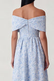 Corset jaququard bleu à épaules dégagées Une robe midi en ligne avec volants