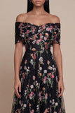 Une robe midi en tulle à l’épaule noire à applique dégagée
