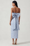 Robe d'invitée de mariage midi bleue sans bretelles jacquard nœud avec fente