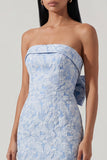 Robe d'invitée de mariage midi bleue sans bretelles jacquard nœud avec fente