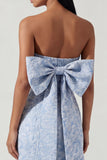 Robe d'invitée de mariage midi bleue sans bretelles jacquard nœud avec fente