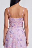 Fleurs de lilas appliquées à bretelles fines Une robe midi en ligne avec fente