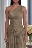 Robe d'invitée de mariage longue dorée à une épaule plissée avec fente