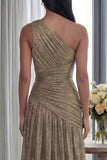 Robe d'invitée de mariage longue dorée à une épaule plissée avec fente
