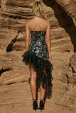 Robe cocktail courte noire, moulante et asymétrique, sans bretelles et perlée, avec volants