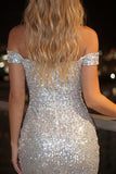 Robe cocktail argentée argentée décollée, épaule décollée, courte et moulante