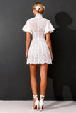 Robe de mariée courte blanche ligne A col montant manches fluides