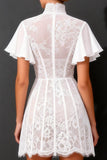 Robe de mariée courte blanche ligne A col montant manches fluides