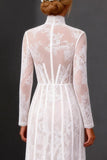 Robe de mariée blanche en dentelle à manches longues