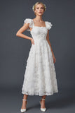 Fleurs blanches 3D Une robe de mariée longue à col carré avec manches flottantes