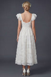Fleurs blanches 3D Une robe de mariée longue à col carré avec manches flottantes