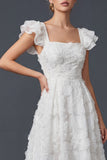 Fleurs blanches 3D Une robe de mariée longue à col carré avec manches flottantes