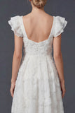 Fleurs blanches 3D Une robe de mariée longue à col carré avec manches flottantes