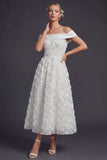 Fleurs blanches 3D à épaules dénudées, une robe de mariée longue ligne