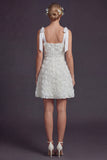 Sangles à nœud papillon blancs Une robe de mariée courte à ligne avec des fleurs 3D