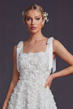 Sangles à nœud papillon blancs Une robe de mariée courte à ligne avec des fleurs 3D