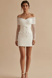 Petite robe blanche moulante croisée à double boutonnage découvert et manches longues