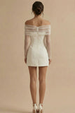 Petite robe blanche moulante croisée à double boutonnage découvert et manches longues