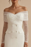 Petite robe blanche moulante croisée à double boutonnage découvert et manches longues