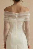 Petite robe blanche moulante croisée à double boutonnage découvert et manches longues