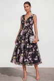 Robe noire midi à col en V avec un nœud