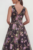 Robe noire midi à col en V avec un nœud