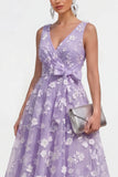 Robe midi fleurie lilas à col en V avec nœud