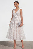 Robe midi fleurie lilas à col en V avec nœud