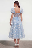 Robe midi bleue fleurie en ligne A à lacet remontée dans le dos avec manches bouffantes