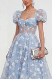 Robe midi bleue fleurie en ligne A à lacet remontée dans le dos avec manches bouffantes