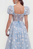 Robe midi bleue fleurie en ligne A à lacet remontée dans le dos avec manches bouffantes