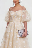 Robe midi midi rose à lignes dénudées, avec dentelle dans le dos