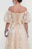 Robe midi midi rose à lignes dénudées, avec dentelle dans le dos