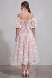 Robe midi midi rose à lignes dénudées, avec dentelle dans le dos