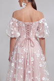 Robe midi midi rose à lignes dénudées, avec dentelle dans le dos