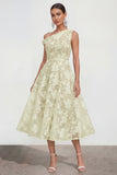 Robe midi fleurie rose à une épaule en ligne A