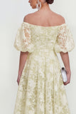 Robe midi rose midi à épaules dénudées, manches bouffantes